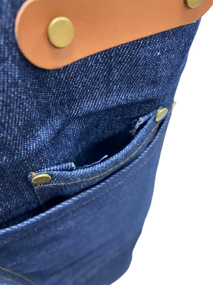 【牛仔圍裙訂製】 | logo印字刺繡 | 香港現貨 | 餐飲專用 | 烘焙咖啡店 | 工作圍裙 | 長：75cm | 寬：66cm | 口袋長：33cm | 口袋寬：19cm | 帶長：140cm | HKD80/件 | SKAP131